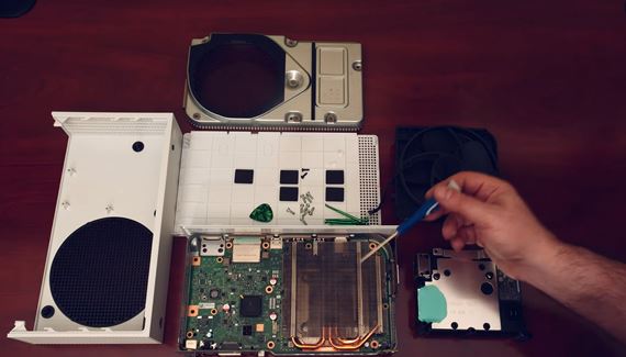 Xbox Series S konzola rozobran