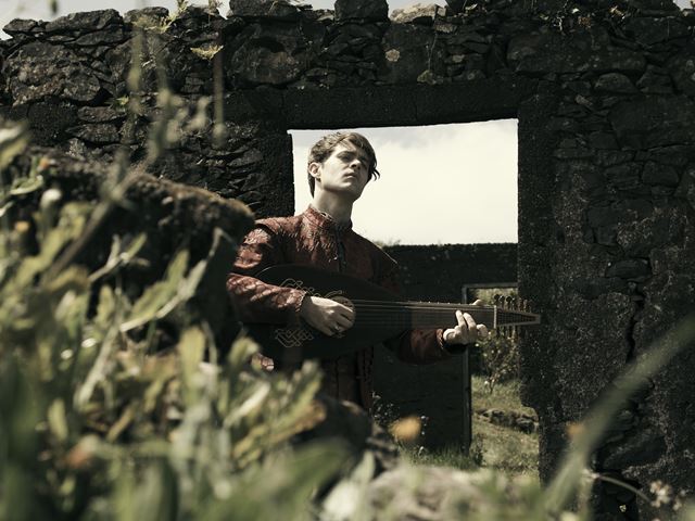 Nov� z�bery z druhej s�rie Witcher seri�lu pribli�uj� barda, video ukazuje mon�tr� 