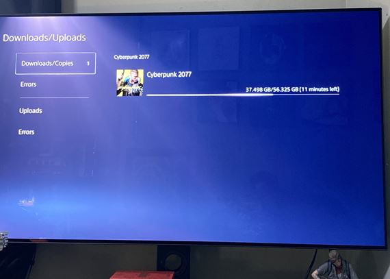 Cyberpunku 2077 u� m� na PS4 prv� patch, m� 54GB