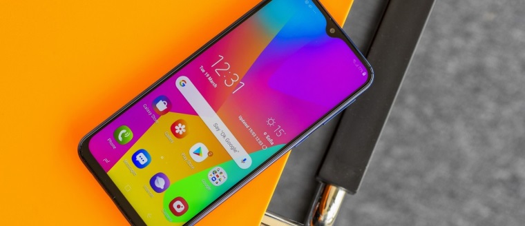 Samsung predstavil nov Galaxy M21 mobil