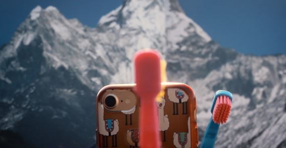 Jiří Mádl nakrútil v karanténe intímnu minisériu o láske dvoch zubných kefiek