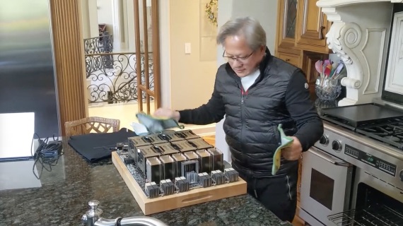 Jensen Huang z Nvidie doma ukuchtil novú grafiku