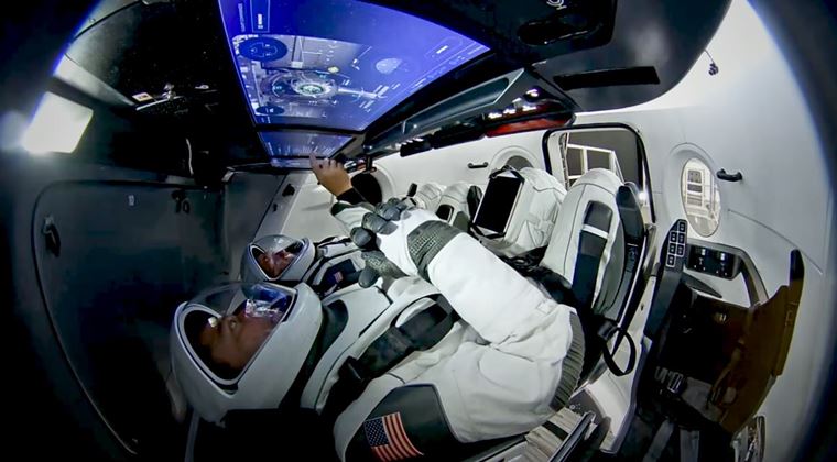 NASA a SpaceX sa pripravuj na let astronautov a tartuje aj seril Space Force