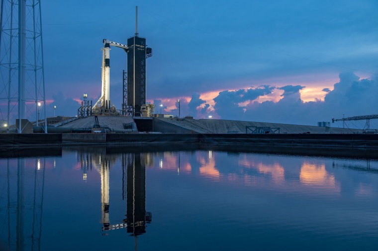 Vesmr: Prv SpaceX raketa s posdkou odtartuje o 22:33