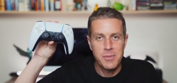 Bližší pohľad na DualSense gamepad z PS5