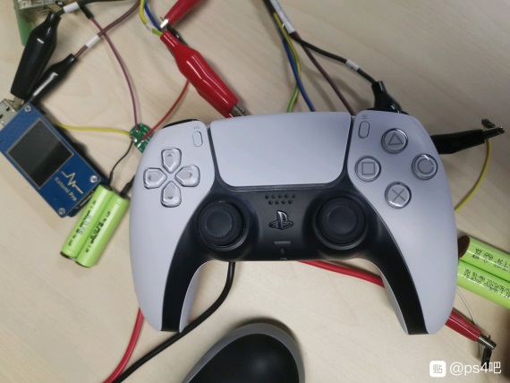 Dualsense gamepad má v sebe 1560mAh batériu