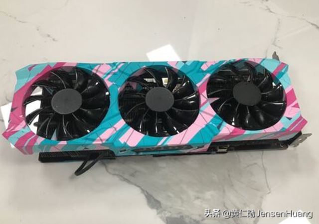 Je toto fotka RTX3090 karty? M ma GDDR6X pamte 