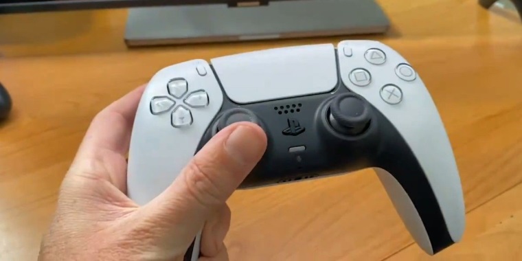 PS5 Dualsense gamepad, by mal mať o 3-4 hodiny vyššiu výdrž batérie ako Dualshock z PS4