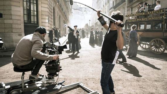 Nový francúzsky seriál prehodnocuje idealizovanú krásu Belle Epoque