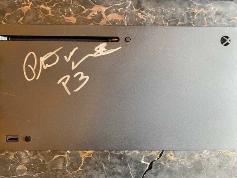 Na ebay sa predva Xbox Series X s podpisom Phila Spencera