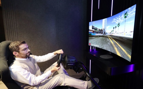 LG predstavilo ohýbateľný 48-palcový herný monitor