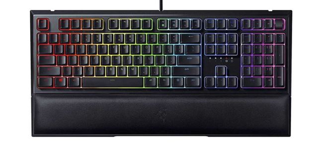 Ak hern klvesnicu kpi?  