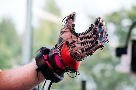 Meta pracuje na rukaviciach pre virtuálnu realitu s haptickou odozvou