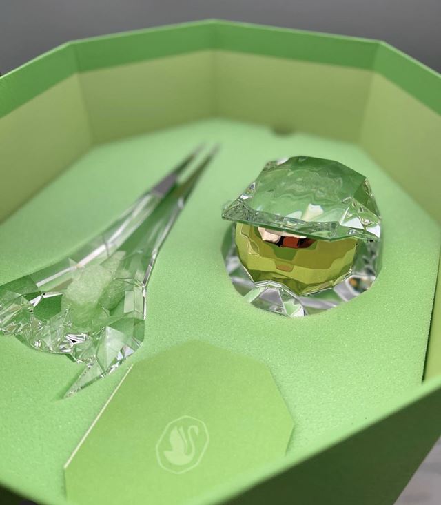 Microsoft a Swarovski sa spojili, rozd�vaj� kry�t�lov� Halo prilby a me�e 