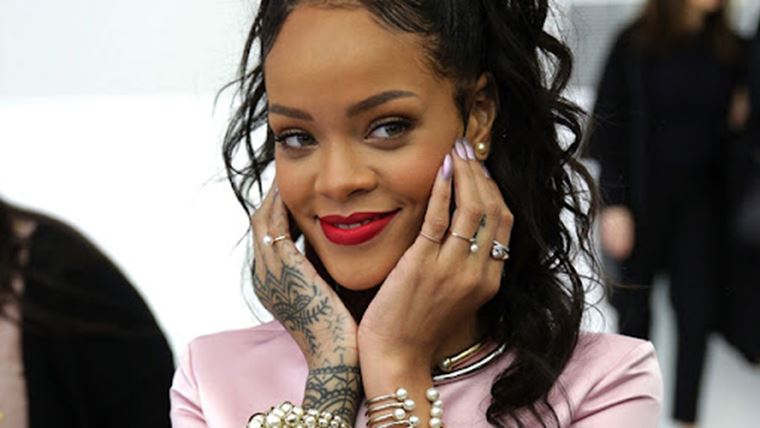 Rihanna čaká bejby?!