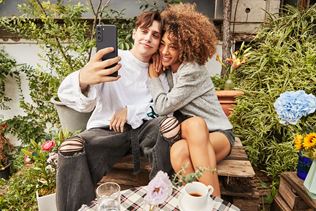 Samsung predstavil Galaxy S21 FE mobil 