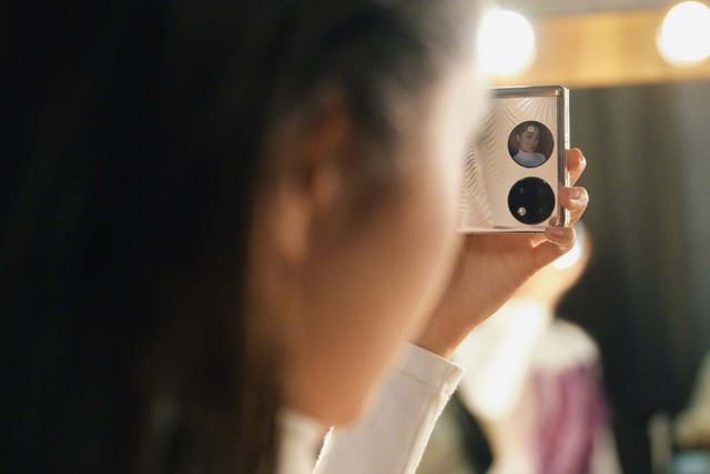 Huawei predstavilo luxusn� P50 Pocket mobil  