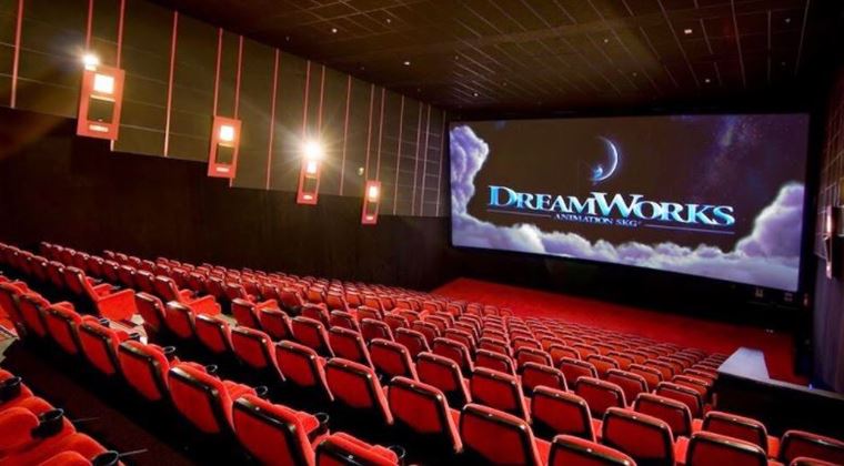 New York otvra kin po takmer 12 mesiacoch. Opatrenia vak ostvaj prsne