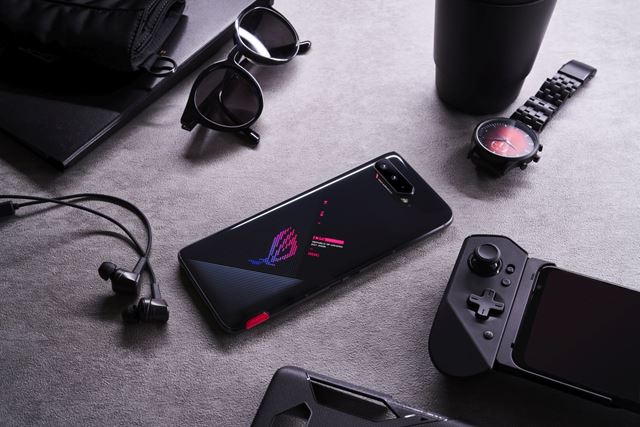 Hern mobil Asus ROG Phone 5 predstaven, v Ultimate verzii ponkne 18GB RAM a doplnkov displej  