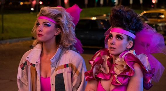 Po zrušení seriálu Glow prichádzajú tvorcovia s novým projektom