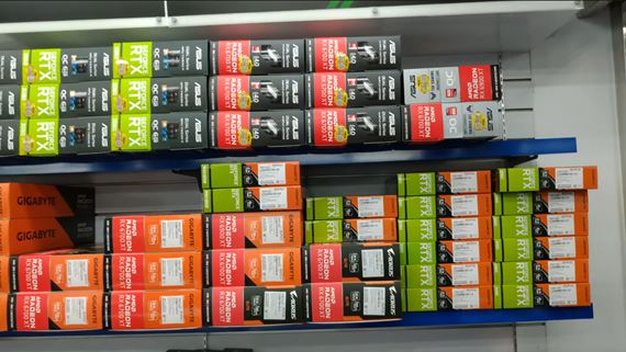 Pozrite si videá z paralelného univerza, v ktorom sú obchody plné RTX grafík