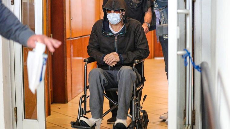Brad Pitt odchádzal z kliniky na vozíku