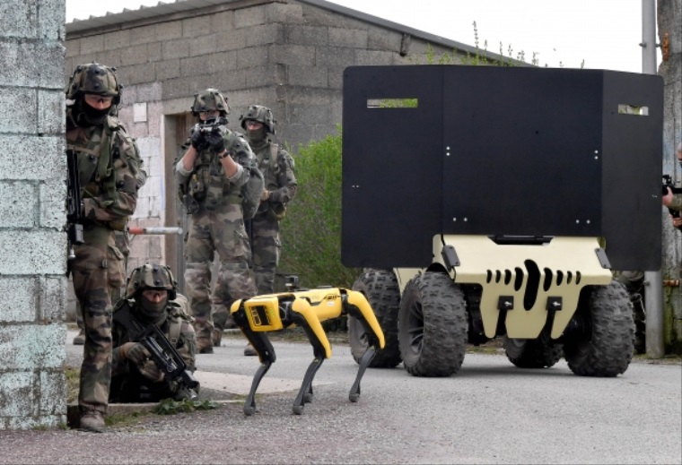 U to zana, robot Spot asistuje vojakom
