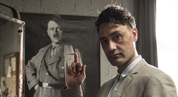 Taika Waititi sa v seri�li Our Flags Mean Death, predstav� ako pir�t