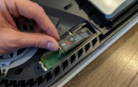 Insomniac: PS5 loadingy na NVMe SSD diskoch sú podobné ako na internom SSD