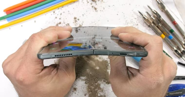 Galaxy Z Fold 3 sa len tak nezlom