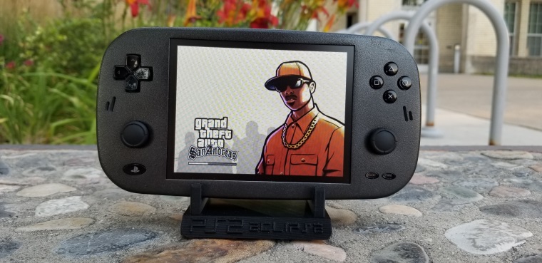 Jeden fanik vytvoril PS2 handheld