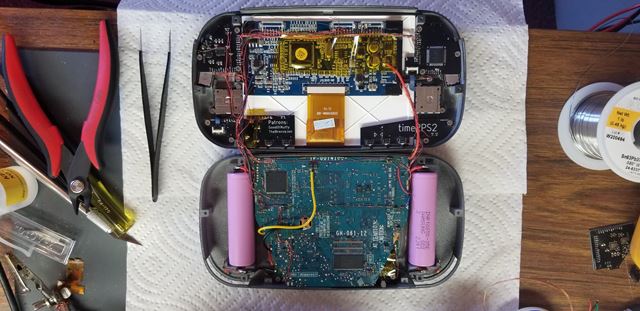 Jeden fan��ik vytvoril PS2 handheld 