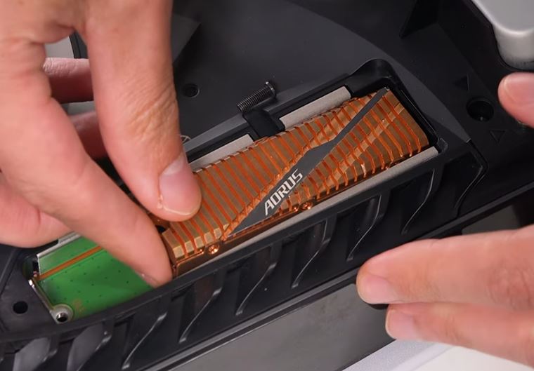 Ukka rozdielu rchlosti M.2 SSD v PS5 s chladiom a bez neho
