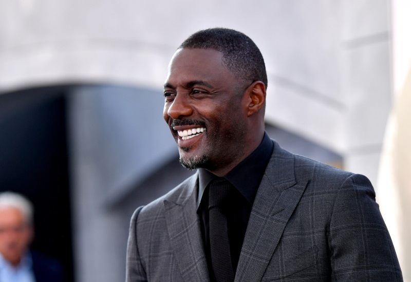 Ohľadom herca na postavu nového Bonda producenti oslovili aj Idrisa Elbu