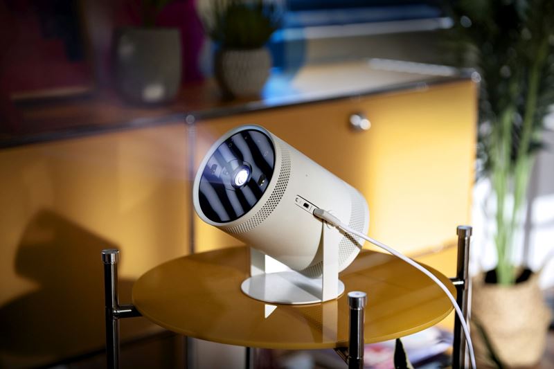 Samsung predstavil prenosný The Freestyle projektor