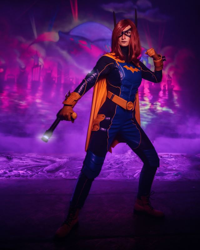 Batgirl - Barbara Gordon bola spozorovan� v Prahe! Reaguj� aj �esk� umelci 