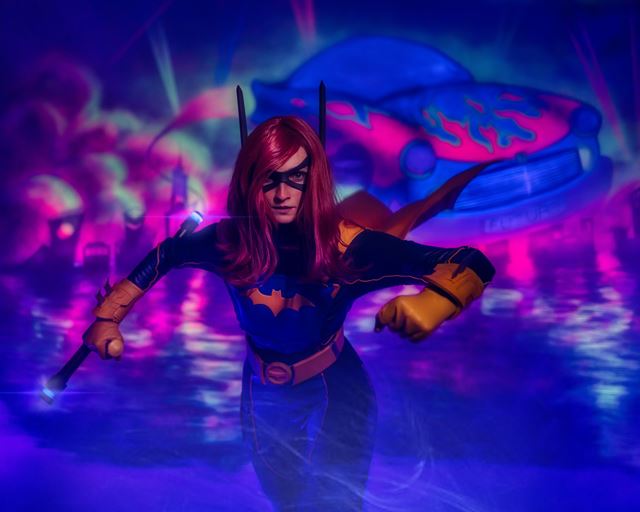 Batgirl - Barbara Gordon bola spozorovan� v Prahe! Reaguj� aj �esk� umelci 