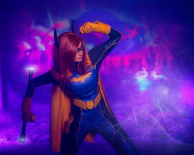 Batgirl - Barbara Gordon bola spozorovan� v Prahe! Reaguj� aj �esk� umelci 