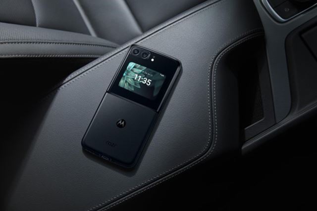 Moto Razr 2022 mobil predstaven, bude konkurova Galaxy Flipu 