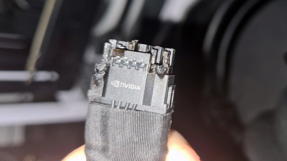 Nvidia m dva typy 12VHPWR kblov, jeden typ je bezpen