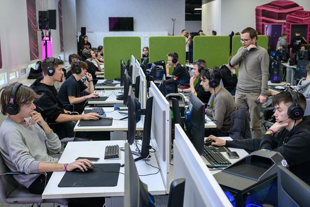 o priniesol Telekom Esport Cup turnaj troch krajn? 