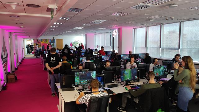 o priniesol Telekom Esport Cup turnaj troch krajn? 