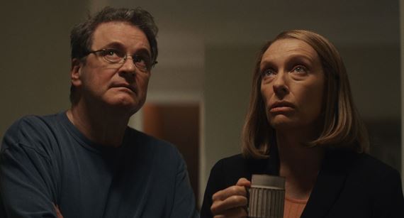 Toni Collette a Colin Firth spolo�ne v seri�li nakr�tenom pod�a skuto�n�ch udalost�