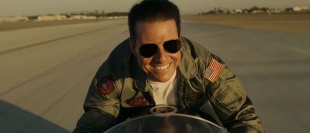 Slnko vdy zapad, na pli sa hr volejbal a jukebox je pln meldi - Top Gun 