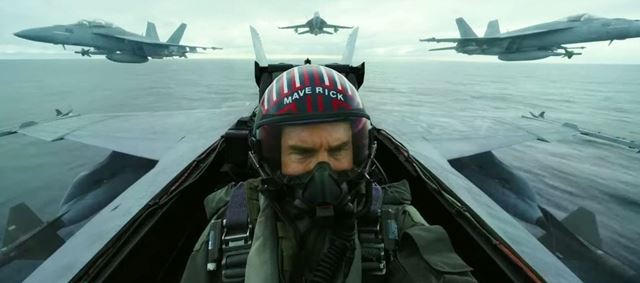 Slnko vdy zapad, na pli sa hr volejbal a jukebox je pln meldi - Top Gun 