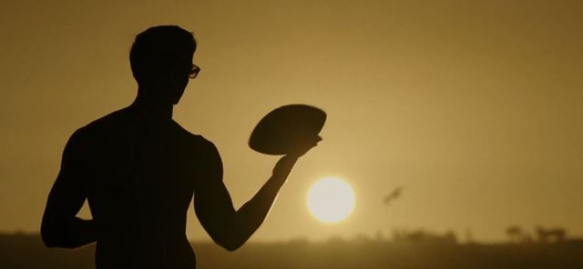 Slnko vdy zapad, na pli sa hr volejbal a jukebox je pln meldi - Top Gun 