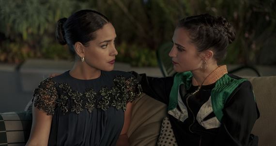 Osemdielny seri�l HBO Irma Vep sa prv�kr�t predstav� 7. j�na