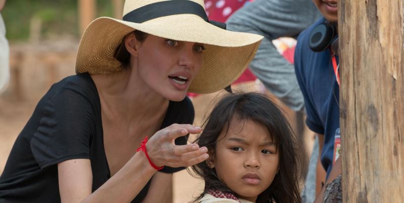 Angelina Jolie sa vracia k filmovej rii. Pripravuje adaptciu romnu Bez krvi