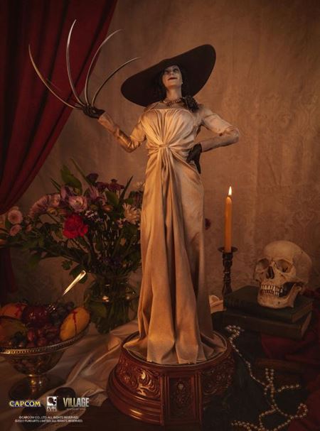 Kpte si vlastn metrov Lady Dimitrescu iba za $1,499.99  