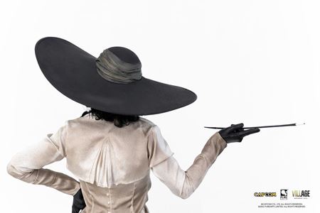 Kpte si vlastn metrov Lady Dimitrescu iba za $1,499.99  